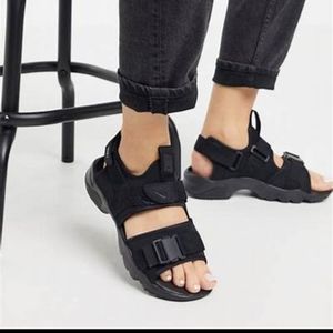 Nike canyon sandles